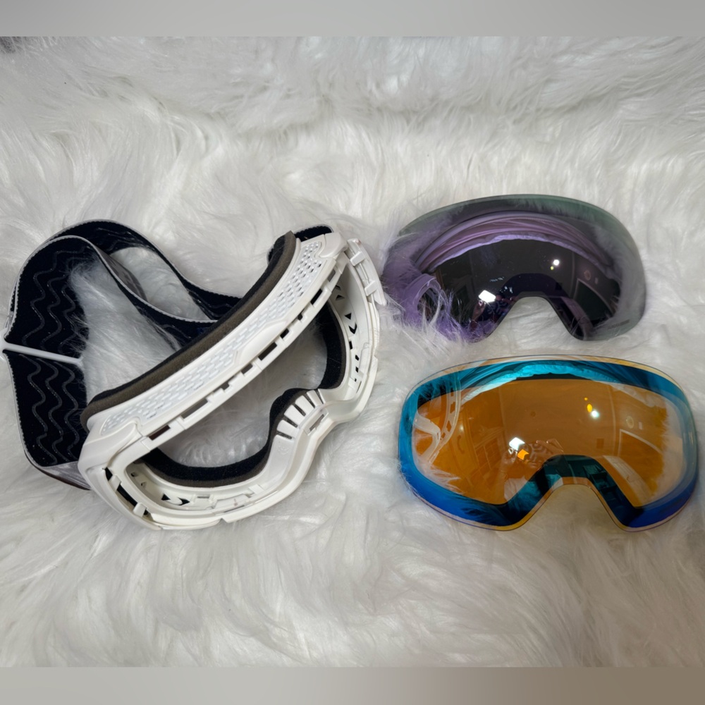 White Ski/Snowboard Goggles with Interchangeable Lenses